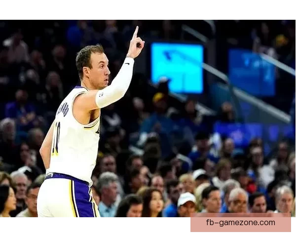 湖人魔术赛后裁判确认最后时刻判罚维持球权归湖人